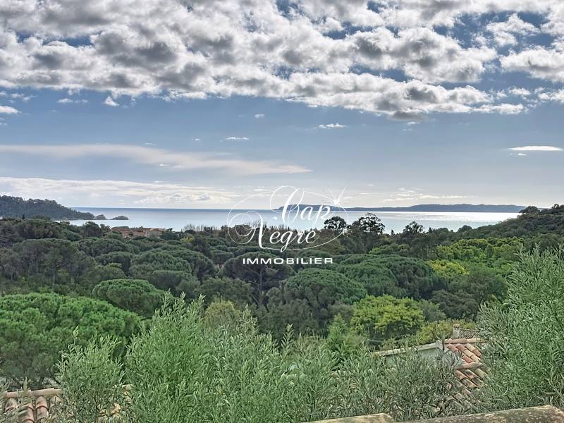 Piscine à débordement avec terrasse ensoleillée offrant une vue imprenable sur la Méditerranée Cavalière Le Lavandou