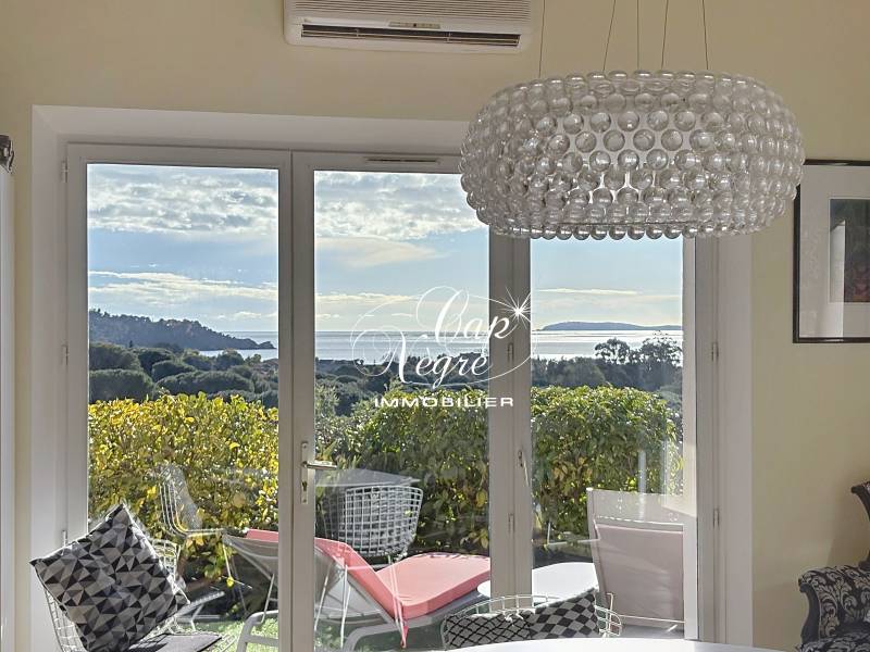 Salle à manger ouverte sur la terrasse, idéale pour des repas face à la mer