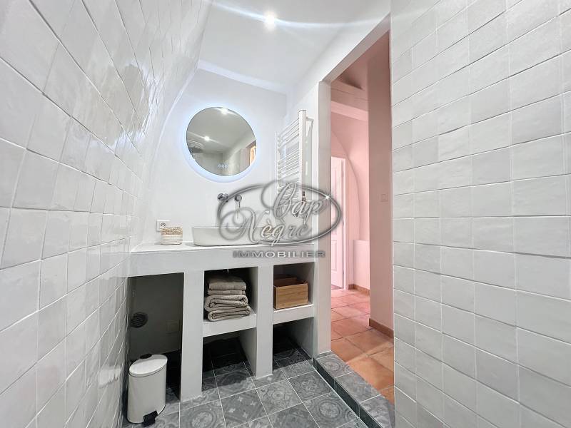 EXCLUSIVITÉ - BORMES-LES-MIMOSAS MAISON DE VILLAGE REFAITE À NEUF