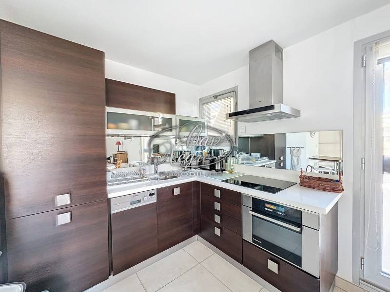 VEND APPARTEMENT TERRASSE AVEC BOX PRIVE VUE MER SUR LE PORT DE BORMES LES MIMOSAS