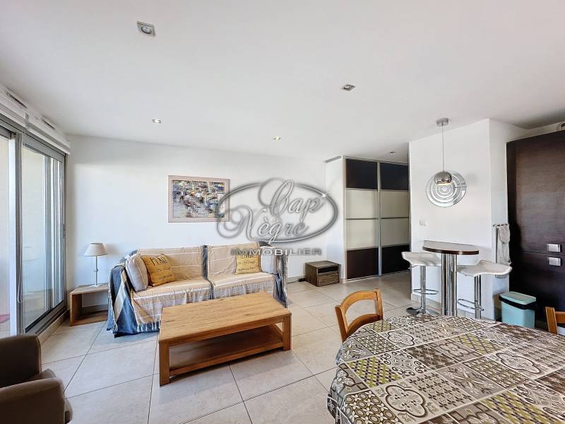 à vendre à Bormes les Mimosas T2 parfaitement entretenu vue mer et bateaux