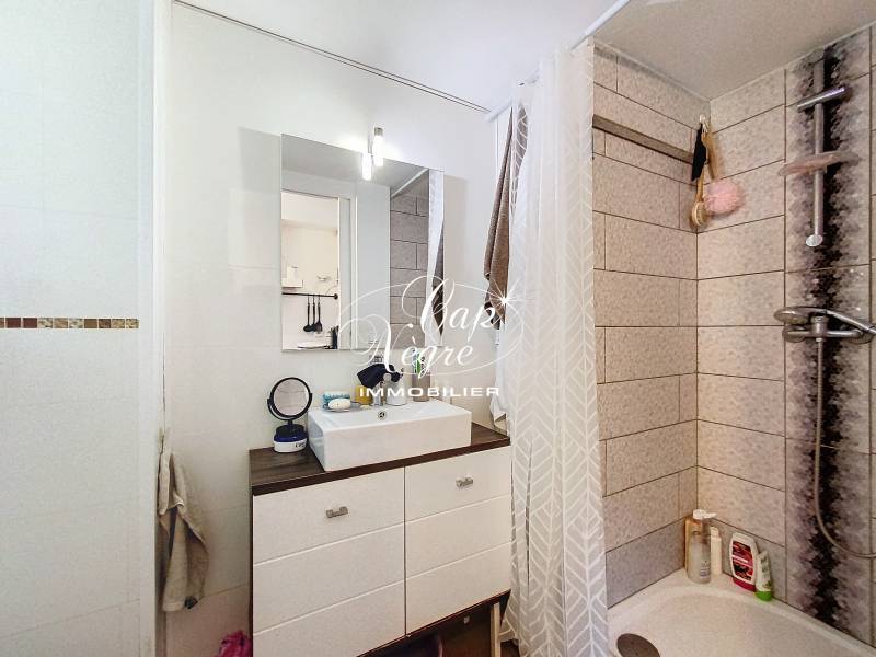 MAZET T2 À VENDRE 34M² EN RÉSIDENCE AVEC PISCINE À LA CROIX VALMER