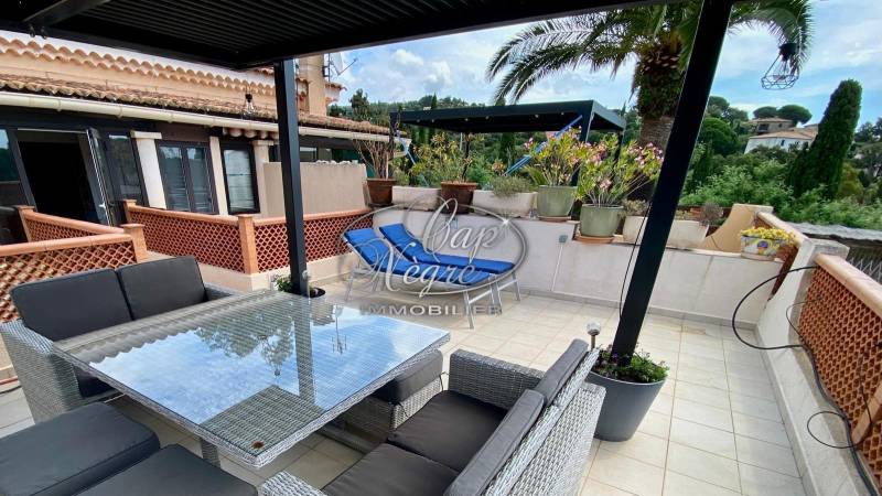 VENDU PAR CAP NÈGRE IMMOBILIER - APPARTEMENT RÉNOVÉ PROCHE PLAGE A VENDRE AU LAVANDOU