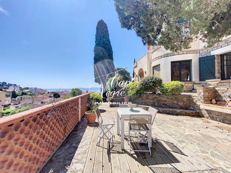 BAS DE VILLA ATYPIQUE VUE MER AU CENTRE DU LAVANDOU