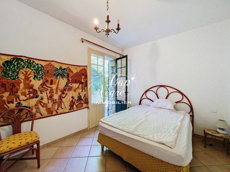 BAS DE VILLA ATYPIQUE VUE MER AU CENTRE DU LAVANDOU