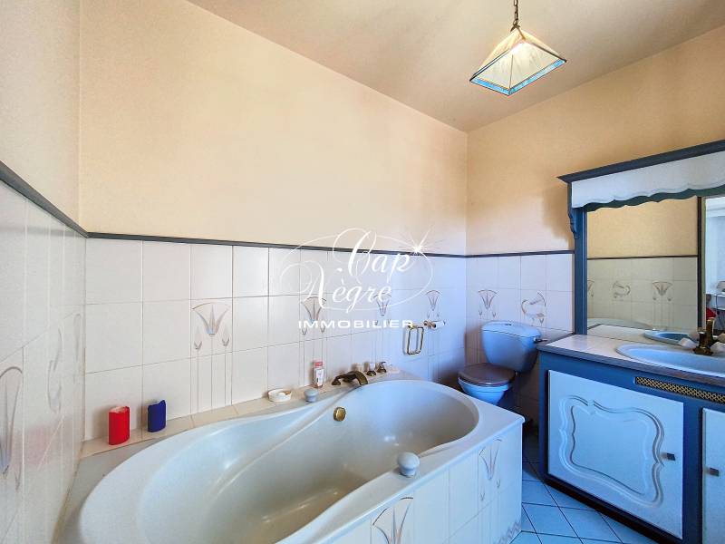 BAS DE VILLA ATYPIQUE VUE MER AU CENTRE DU LAVANDOU