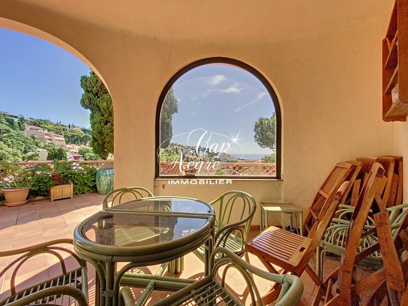 BAS DE VILLA ATYPIQUE VUE MER AU CENTRE DU LAVANDOU