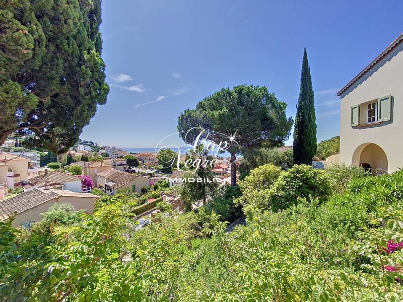 BAS DE VILLA ATYPIQUE VUE MER AU CENTRE DU LAVANDOU