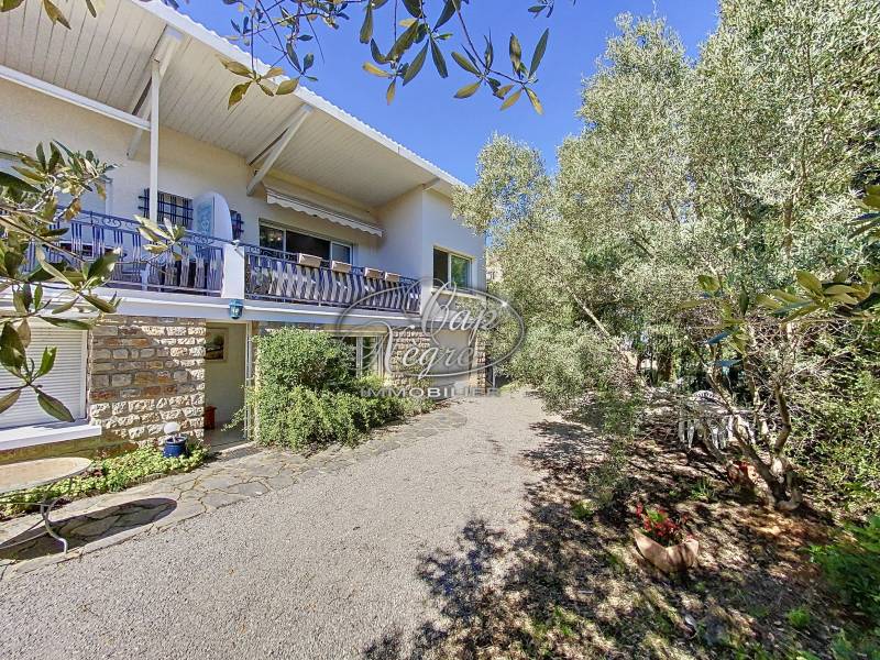 DEUX APPARTEMENTS T2 À VENDRE JARDIN ET GARAGE CENTRE VILLE CAVALAIRE SUR MER