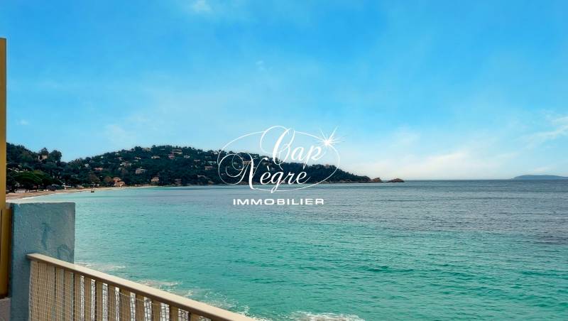 À vendre appartement pieds dans l'eau vue mer à Cavalière Le Lavandou