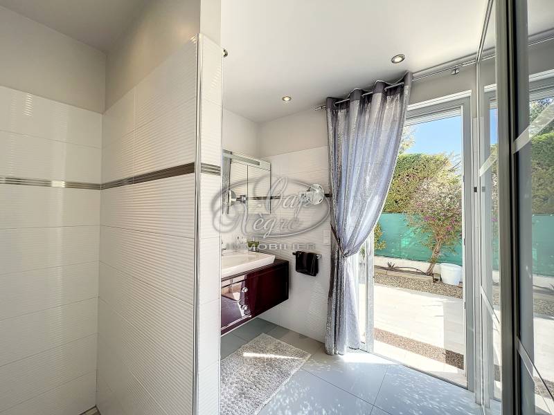 PROPRIETE CONTEMPORAINE VUE MER - LE LAVANDOU
