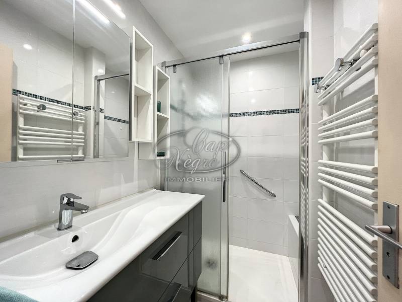 MEUBLÉ VUE MER - TERRASSE AU SUD - COEUR DU LAVANDOU