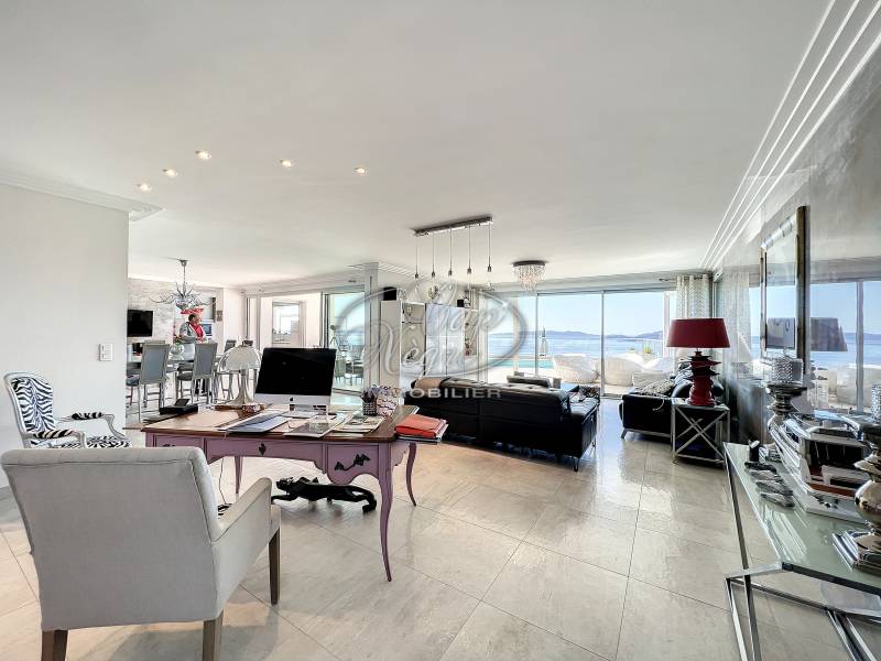 PROPRIETE CONTEMPORAINE VUE MER - LE LAVANDOU