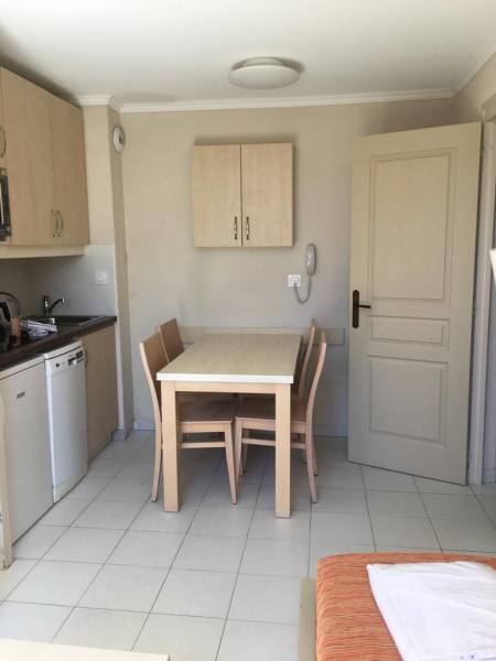 T2 AVEC TERRASSE A VENDRE PRAMOUSQUIER LE LAVANDOU AVEC TERRASSE PARKING PRIVATIF