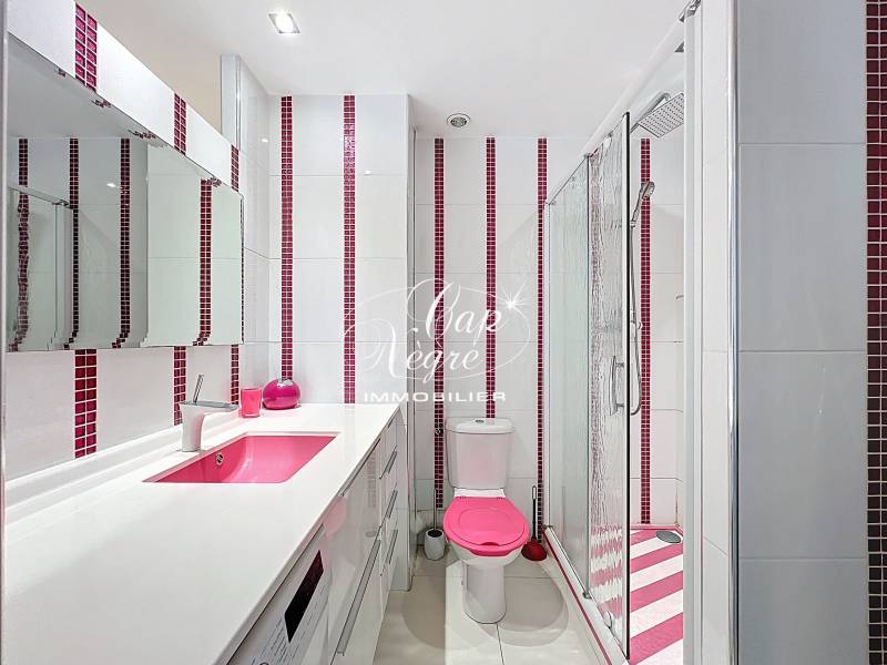 Salle d'eau de l'appartement vue mer à vendre avec accès directe à la plage de Cavalière