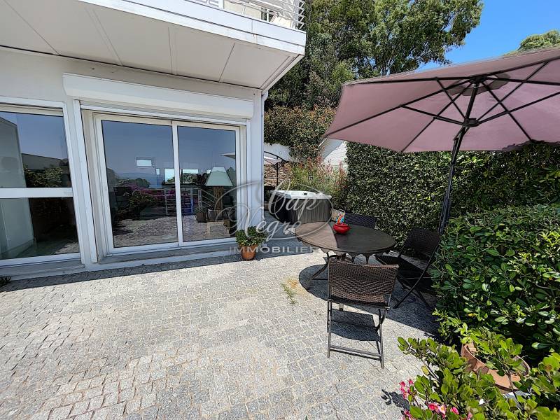 résidence récente et parfaitrement entretenue T2 avec terrasse jacuzzi et parking face à la Méditerranée Le Lavandou