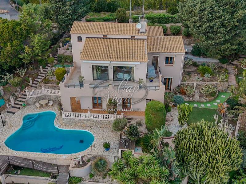 À VENDRE PROPRIETE RAYOL-CANADEL PISCINE VUE MER