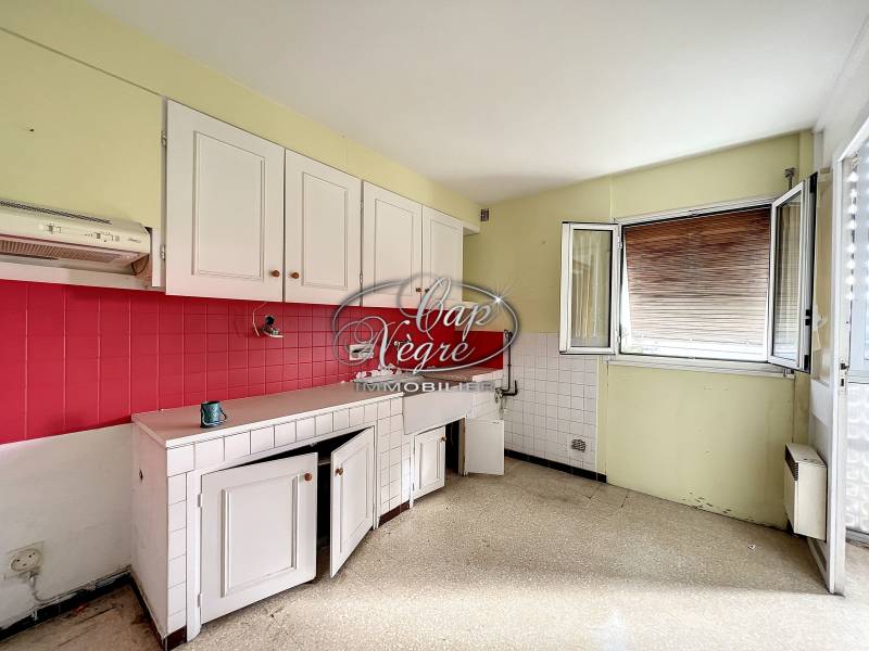 APPARTEMENT A FORT POTENTIEL A RÉNOVER - LAVANDOU CENTRE