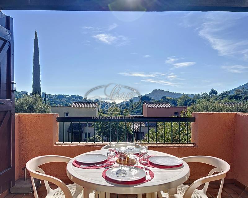 VEND A PRAMOUSQUIER T2 RENOVE AVEC TERRASSE VUE MER RESIDECNE AVEC PISCINE PLAGE A PIED