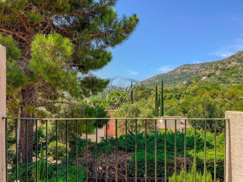 SOUS OFFRE A VENDRE MAISON A PRAMOUSQUIER PROCHE PLAGE PISCINE VUE MER