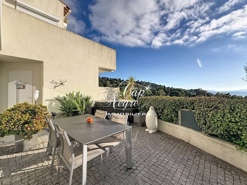 Appartement vue mer proche de la plage du Cap Nègre à vendre Le Lavandou