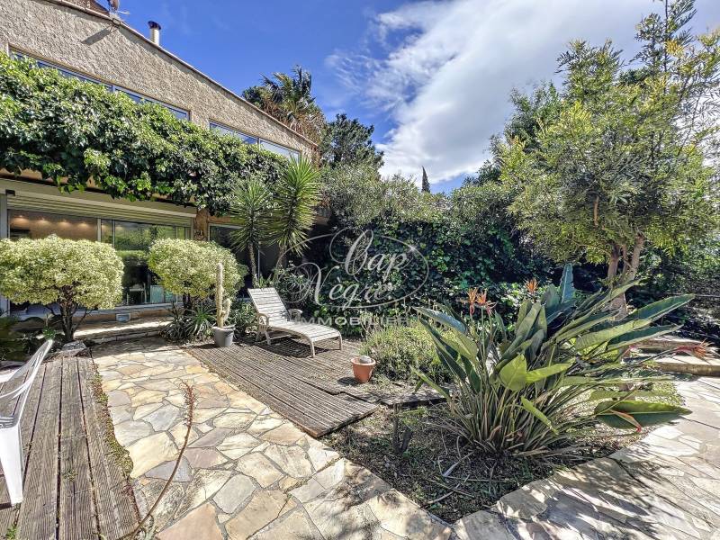 PROPRIÉTÉ PROVENÇALE COMPOSÉE DE 4 APPARTEMENTS SPACIEUX - LE RAYOL-CANADEL VAR