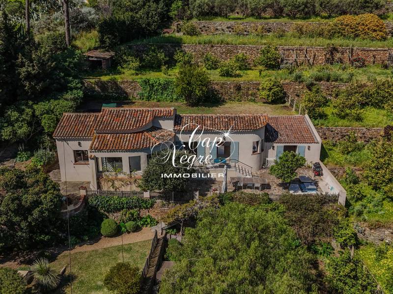 PROPRIÉTÉ 3 CHAMBRES À VENDRE À AIGUEBELLE AVEC VUE MER, TERRASSES ET JARDIN