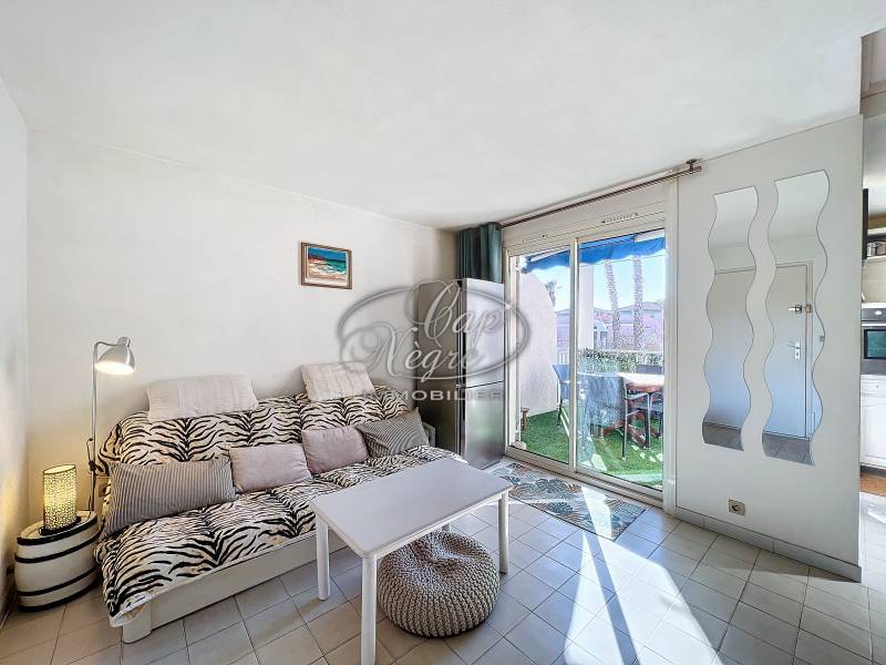 Pramousquier vend superbe duplex climatisé et rénové à quelques minutes de la mer avec parking privé pour plus de confort