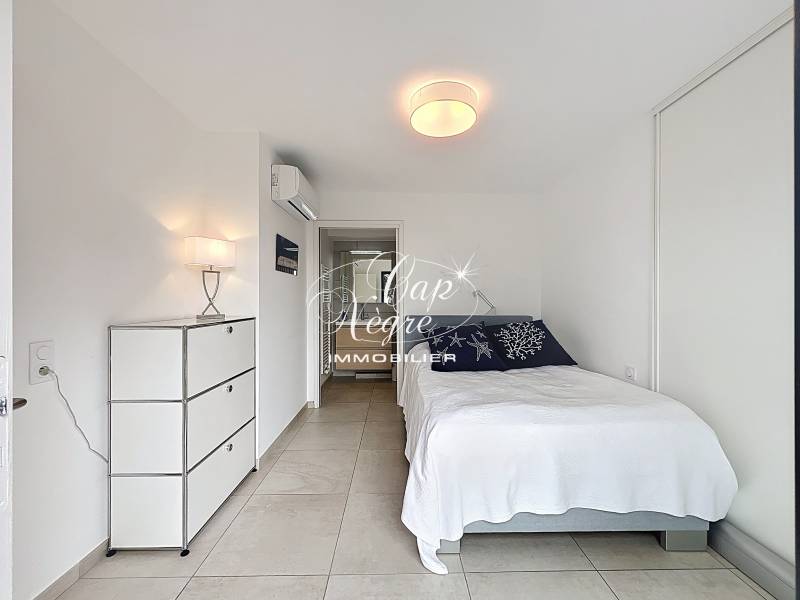 LOCATION SAISONNIÈRE - APPARTEMENT T2 POUR 3 PERSONNES AVEC TERRASSE VUE MER A AIGUEBELLE