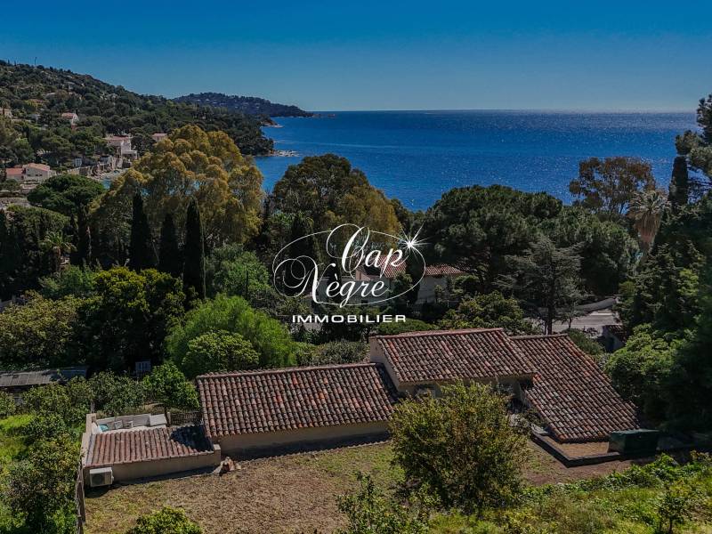 PROPRIÉTÉ 3 CHAMBRES À VENDRE À AIGUEBELLE AVEC VUE MER, TERRASSES ET JARDIN