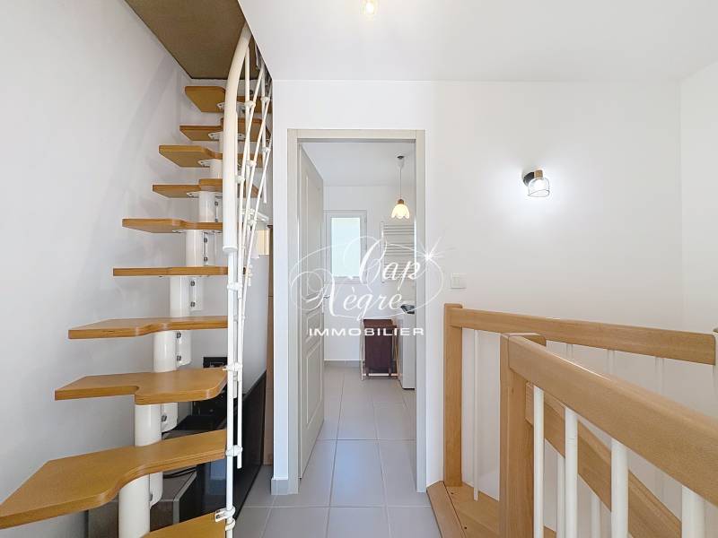 Escalier menant à l’étage et aux combles aménageables