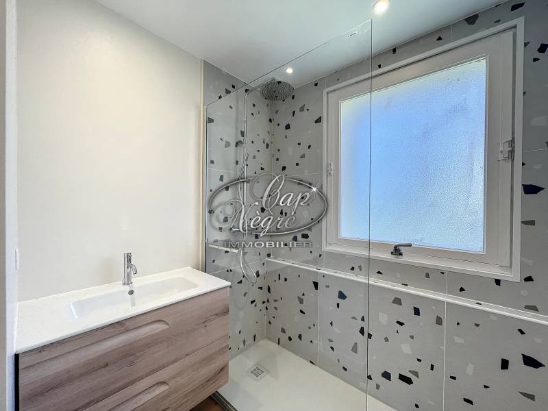 VENDU PAR CAP NÈGRE - APPARTEMENT ENTIÈREMENT REFAIT DANS PETITE RÉSIDENCE - CAVALIÈRE PLAGE