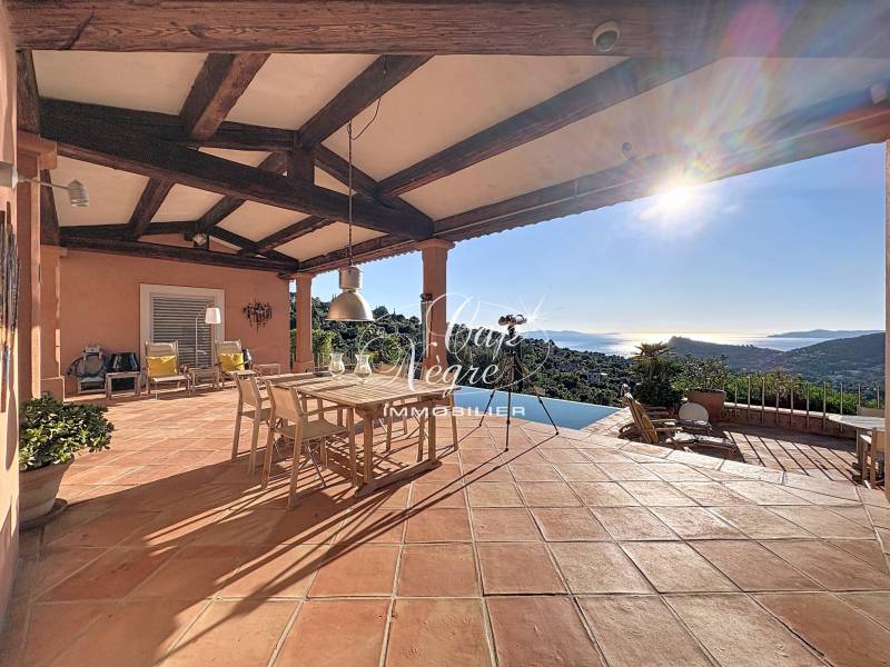 terrasse vue mer dans villa contemporaine Golfe de Saint-Tropez