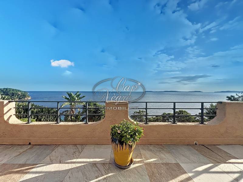 À VENDRE PROPRIETE RAYOL-CANADEL PISCINE VUE MER