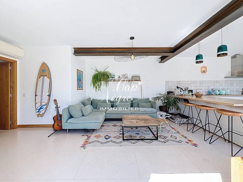 PROPRIÉTÉ 3 CHAMBRES À VENDRE À AIGUEBELLE AVEC VUE MER, TERRASSES ET JARDIN