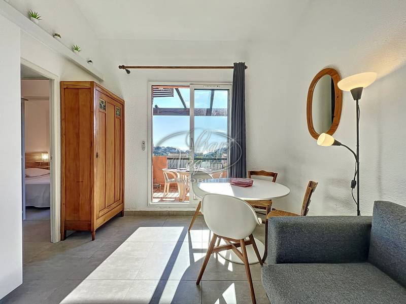 APPARTEMENT RENOVE ET PARFAITEMENT ENTRETENU DANS RESIDENCE SECURISEE AVEC PISCINE PROCHE PLAGE DE PRAMOUSQUIER LE LAVANDOU