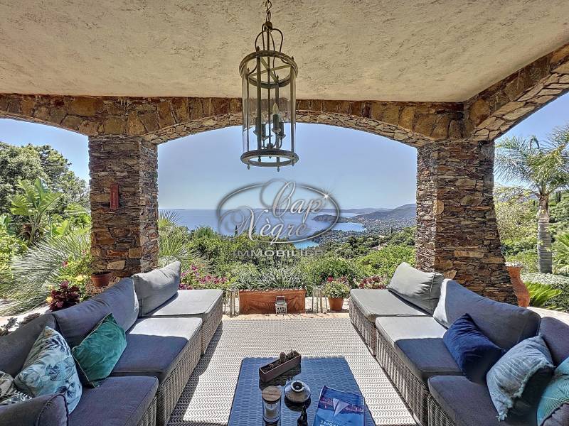 5 chambres et 4 SDB pour cette.maison provençale rénovée avec gout vue imprenable et plusieurs stationnements possibilité de piscine