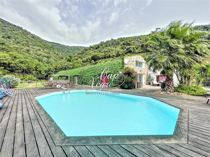 PROPRIETE MODERNE ET ATYPIQUE VUE MER - LE LAVANDOU