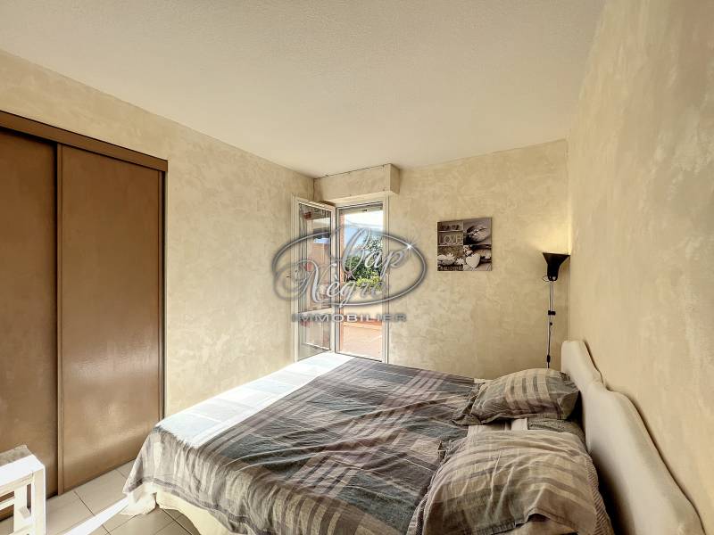 CAVALIÈRE - RÉSIDENCE CALME - GRANDE TERRASSE VUE COLLINES