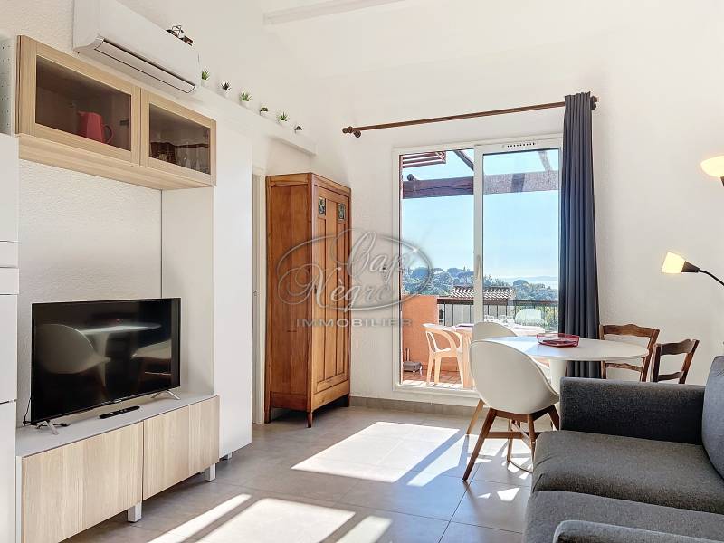 A VENDRE PRAMOUSQUIER LE LAVANDOU APPARTEMENT AVEC TERRASSE VUE MER PARKING PRIVE PROCHE PLAGE