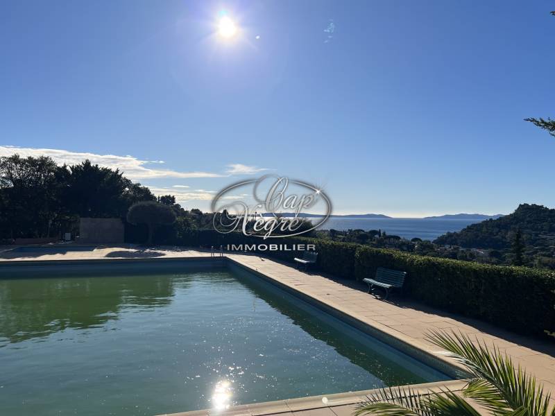 VENDU PAR CAP NÈGRE - EXCLUSIVITÉ PRAMOUSQUIER - RÉSIDENCE AVEC PISCINE - CHARMANT MAZET VUE MER