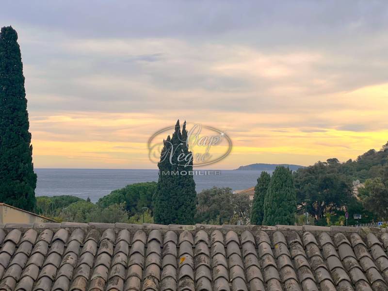 SOUS OFFRE - STUDIO ENTIÈREMENT REFAIT - PLAGE A PIED - PRAMOUSQUIER