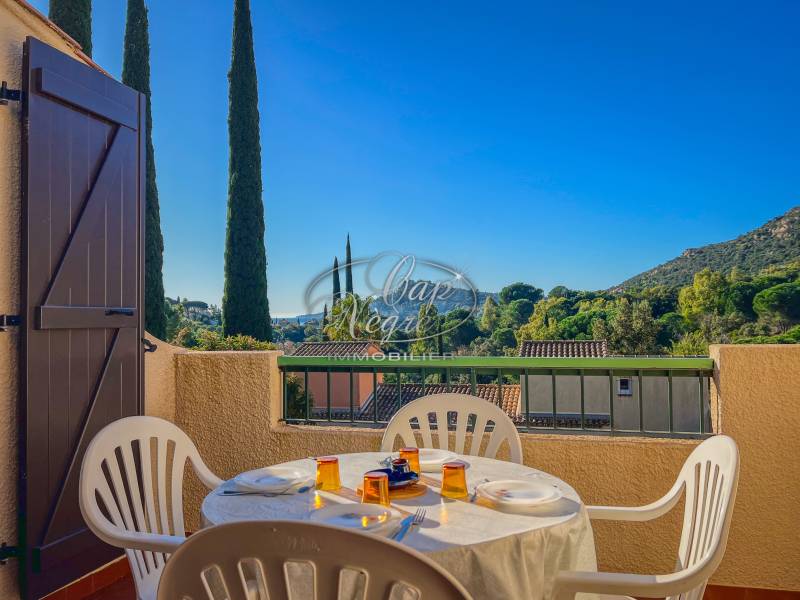 LOCATION SAISONNIÈRE - APPARTEMENT POUR 4 PERSONNES VUE MER RÉSIDENCE AVEC PISCINE À PRAMOUSQUIER