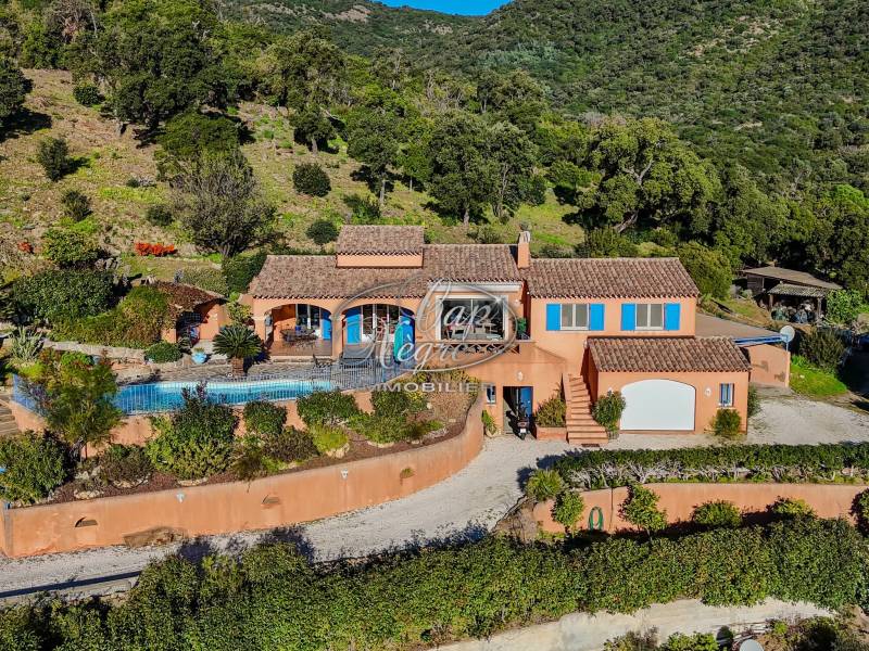 Maison d'architecte piscine vue mer à vendre Cavalière Le Lavandou