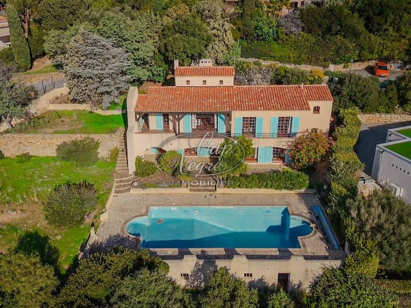 Propriété piscine vue mer à rénover sur la Côte d'Azur Golfe de Saint-Tropez Le Lavandou Domaine du Cap Nègre