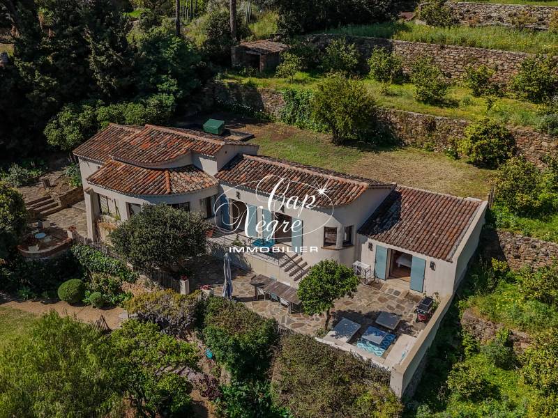 PROPRIÉTÉ 3 CHAMBRES À VENDRE À AIGUEBELLE AVEC VUE MER, TERRASSES ET JARDIN