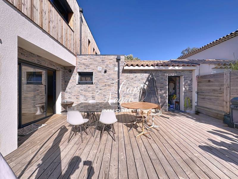 MAISON CONTEMPORAINE AVEC PISCINE ET GARAGE À VENDRE AU LAVANDOU