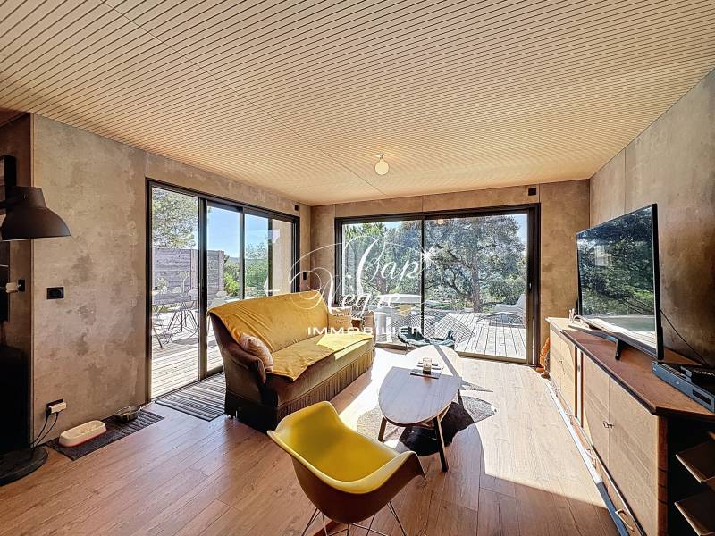 MAISON CONTEMPORAINE AVEC PISCINE ET GARAGE À VENDRE AU LAVANDOU