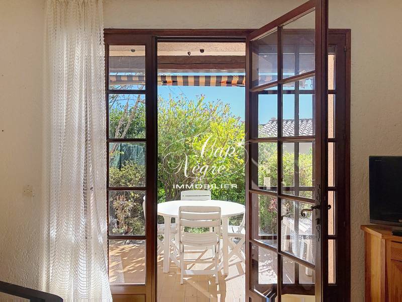 Séjour donnant sur terrasse ensoleillée avec jardin privatif