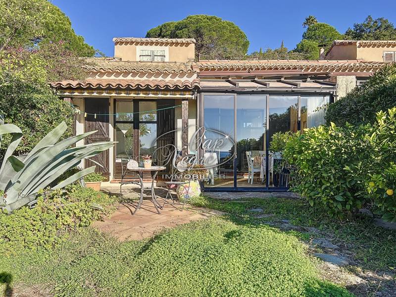 vend mazet sur 2 niveaux avec grand jardin résidence avec piscine plage à pied Pramousquier Le Lavandou